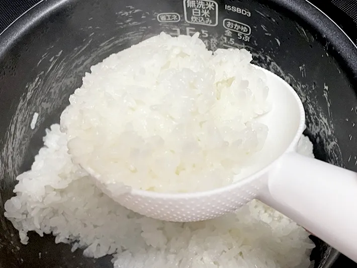 『一気にすくえる！しゃもじ』でご飯をすくう写真（撮影：grapeライフハック編集部）