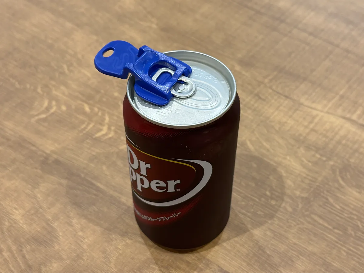 『缶ラク開けマーカー』にプルタブを差し込んだ画像（撮影：grapeライフハック編集部）