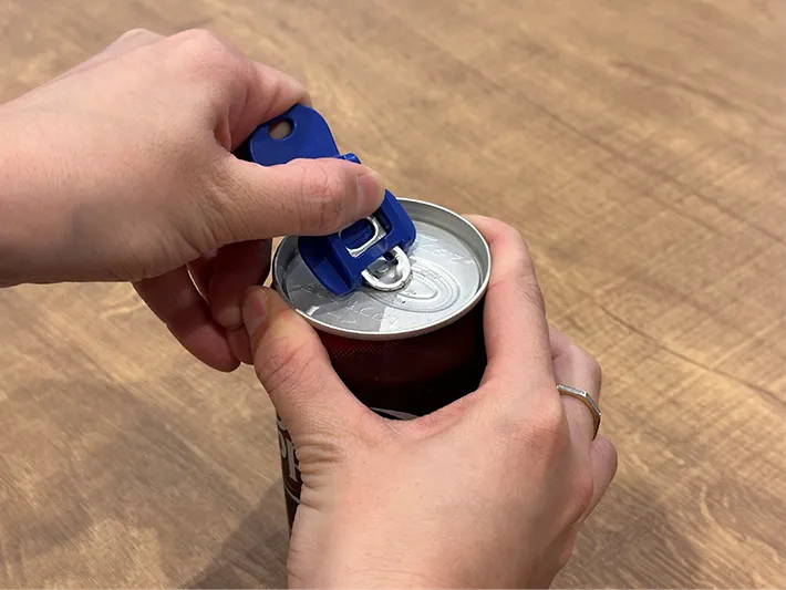 『缶ラク開けマーカー』持ち上げている画像（撮影：grapeライフハック編集部）