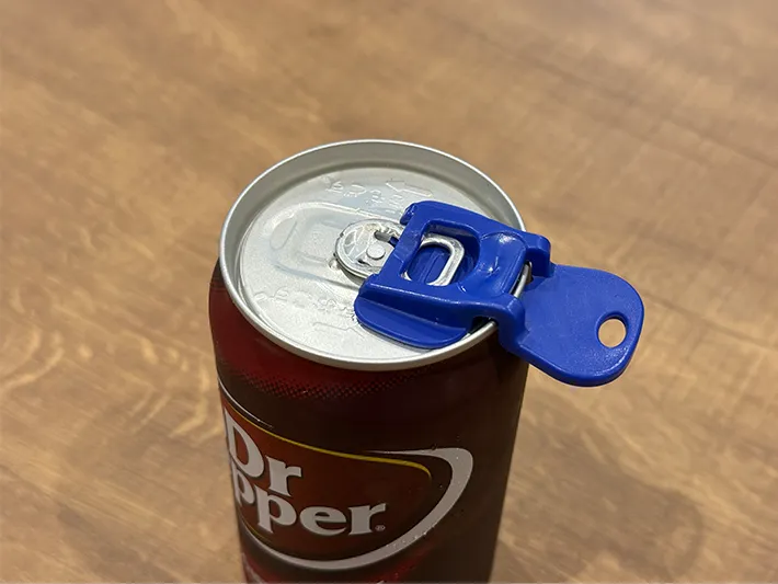 『缶ラク開けマーカー』で缶飲料に蓋をしている画像（撮影：grapeライフハック編集部）