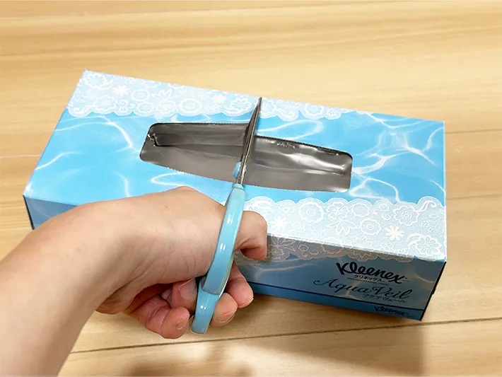 ティッシュの空箱をハサミで切っている画像（撮影：grapeライフハック編集部）