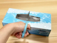 ティッシュの空箱をハサミで切っている画像（撮影：grapeライフハック編集部）