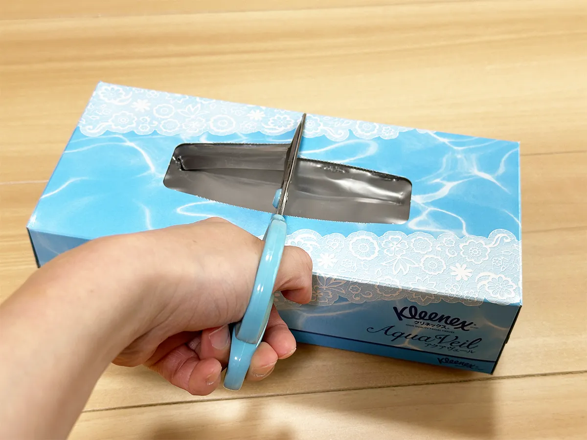 ティッシュの空箱をハサミで切っている画像（撮影：grapeライフハック編集部）