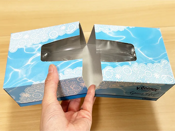 ティッシュの空箱をハサミで切った画像（撮影：grapeライフハック編集部）