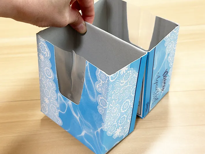 ティッシュの空箱を外側に折った画像（撮影：grapeライフハック編集部）