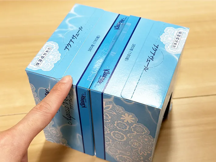 ティッシュの空箱の底面をセロハンテープで留めた画像（撮影：grapeライフハック編集部）