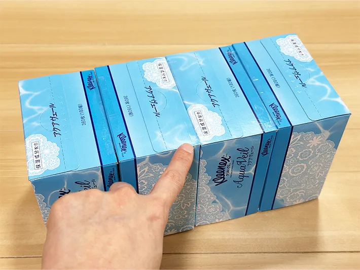 2つのティッシュの空箱をセロハンテープで結合した画像（撮影：grapeライフハック編集部）