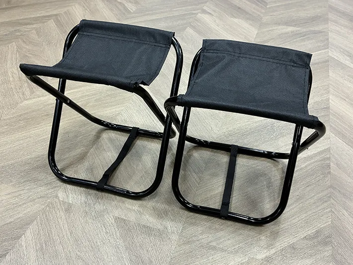 横に並べた2個の折り畳みイス