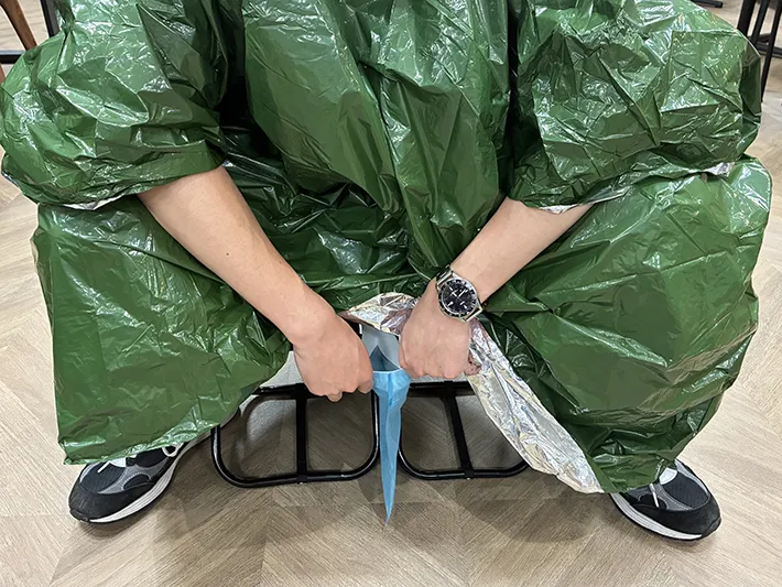 折り畳みイスなどを生かした簡易洋式トイレの再現場面（撮影：grapeライフハック編集部）