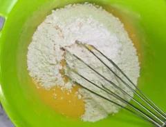 溶かした『スーパーカップ』に餅、砂糖、ホットケーキミックス、卵を入れた場面（撮影：キジカク）