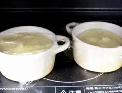 ジャガイモを電子レンジで加熱する前の場面(撮影:キジカク)