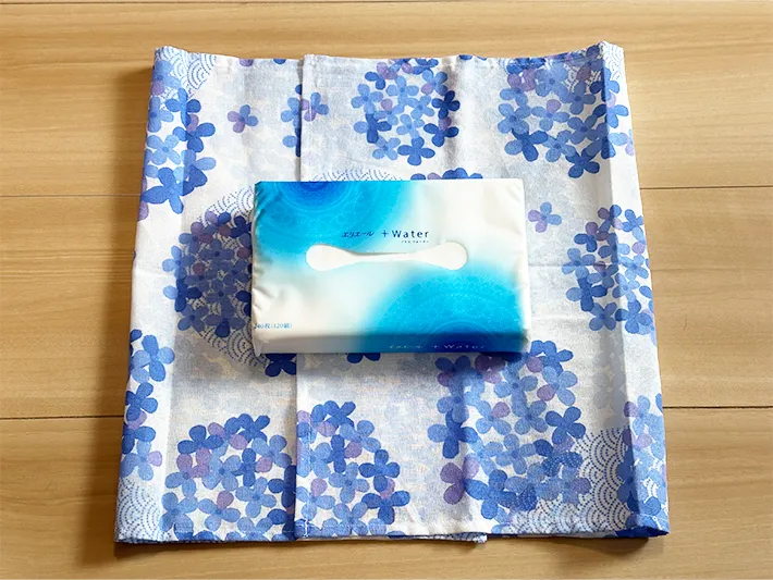 広げた手ぬぐいにソフトパックのティッシュを置いた画像（撮影：grapeライフハック編集部）