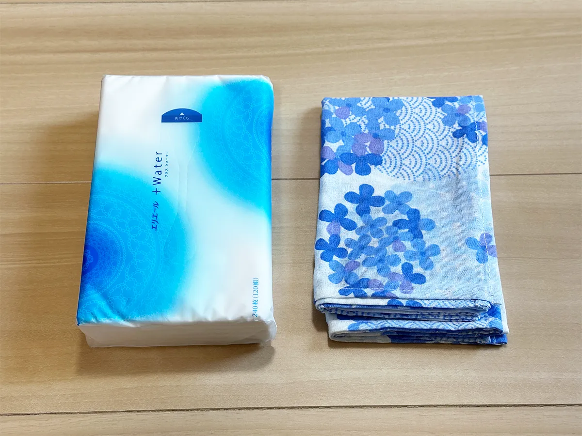 ソフトパックのティッシュと手ぬぐいを並べた画像（撮影：grapeライフハック編集部）