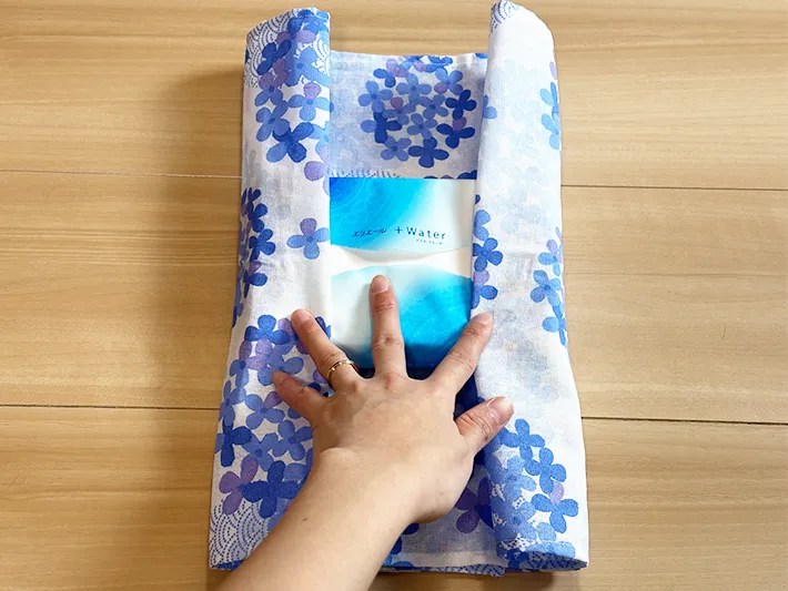 ソフトパックのティッシュを手ぬぐいで包んでいる画像（撮影：grapeライフハック編集部）