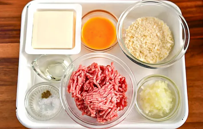 『豆腐ハンバーグ』の材料の写真（撮影：小泉明代）