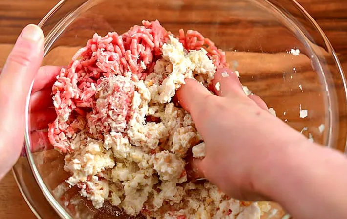 『豆腐ハンバーグ』を作る写真（撮影：小泉明代）