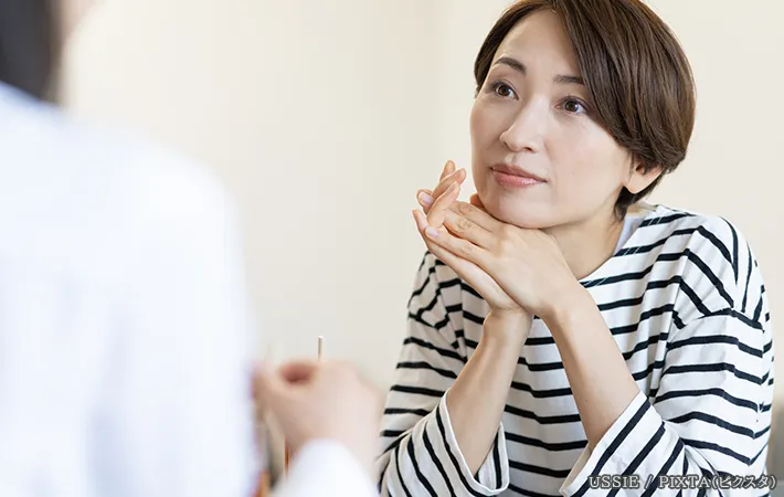 話を聞く女性の写真