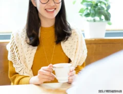会話をする男女の写真