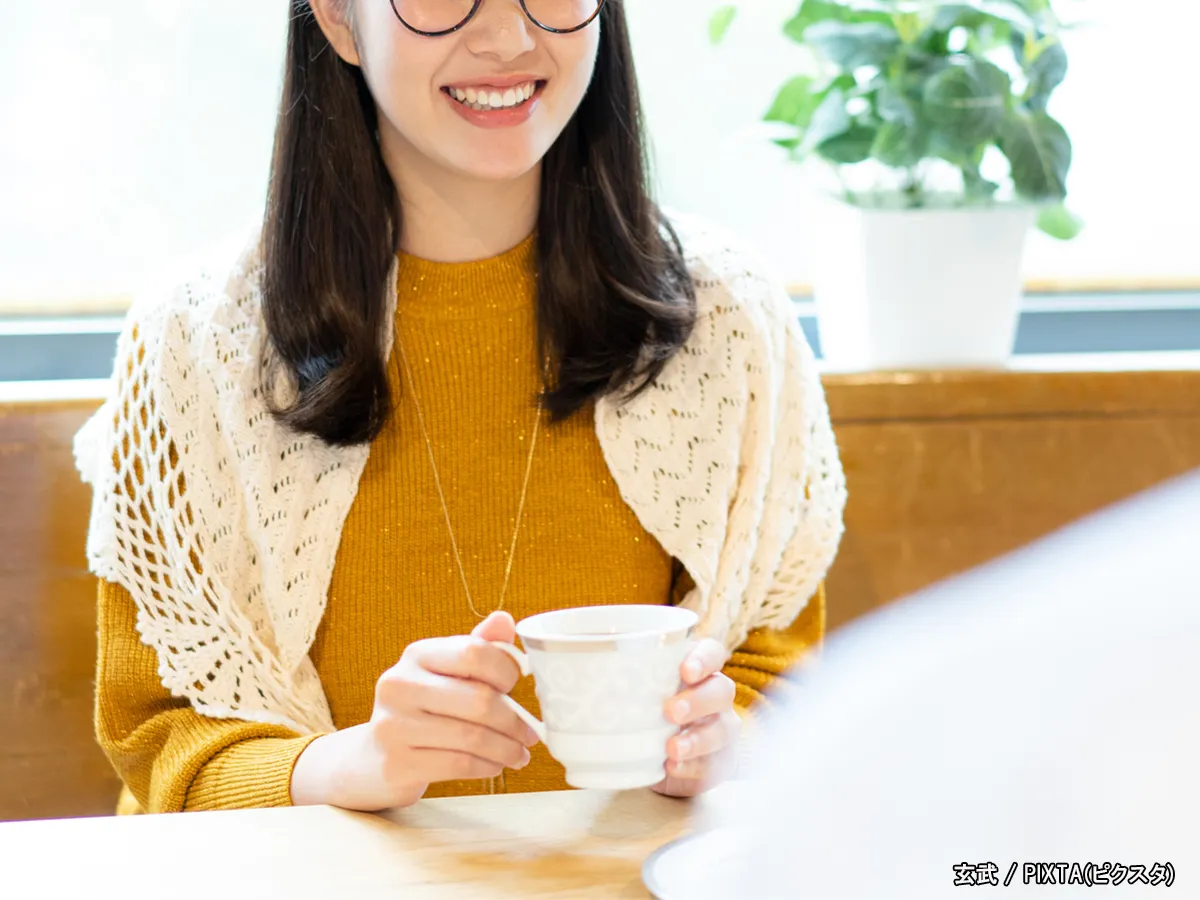 会話をする男女の写真