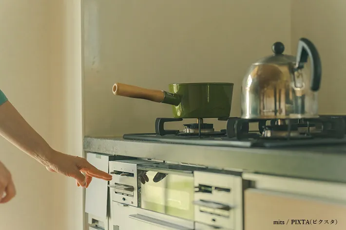 ガスコンロを消火するシーン