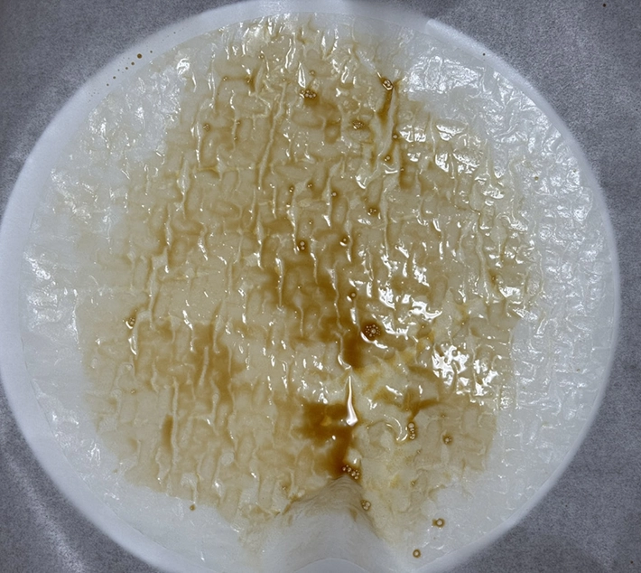 ライスペーパーに醤油を塗る（撮影：grapeフード編集部）