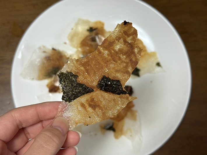 ライスペーパーチップス醤油味（撮影：grapeフード編集部）