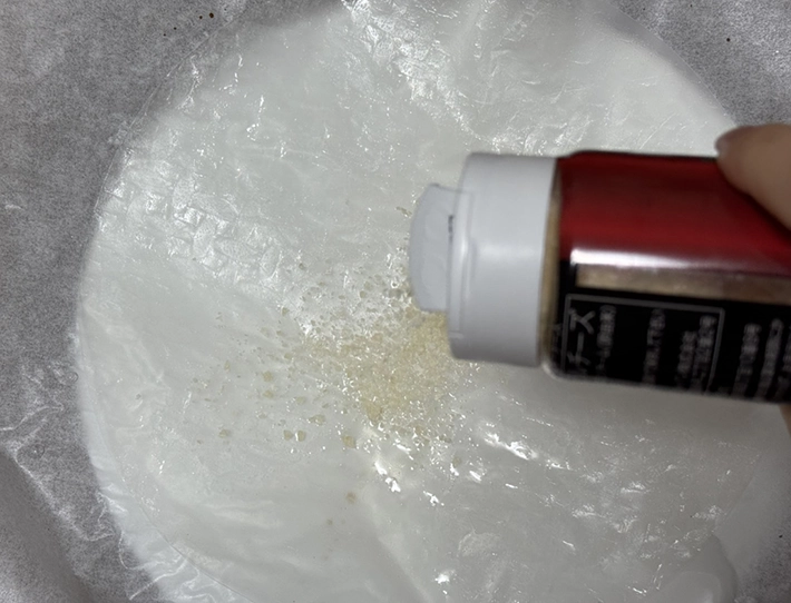 ライスペーパーに粉チーズを振る（撮影：grapeフード編集部）