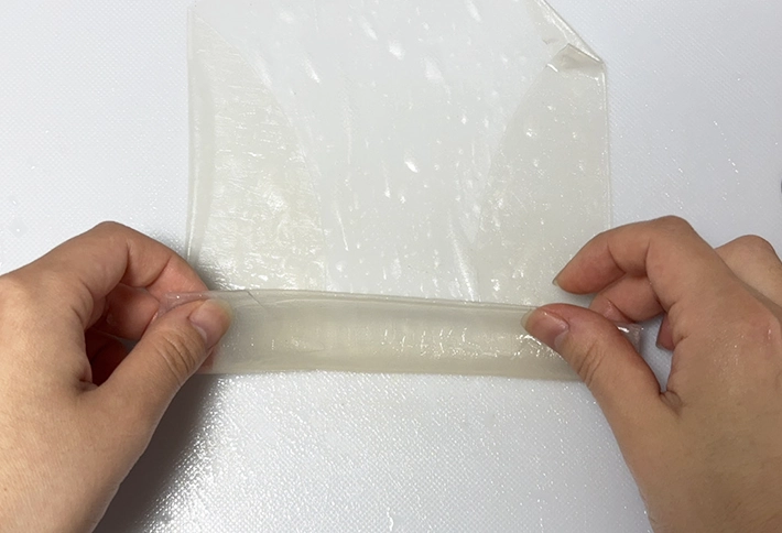 ライスペーパーを巻く写真（撮影：grapeフード編集部）