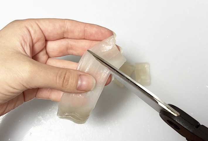 ライスペーパーを切る写真（撮影：grapeフード編集部）