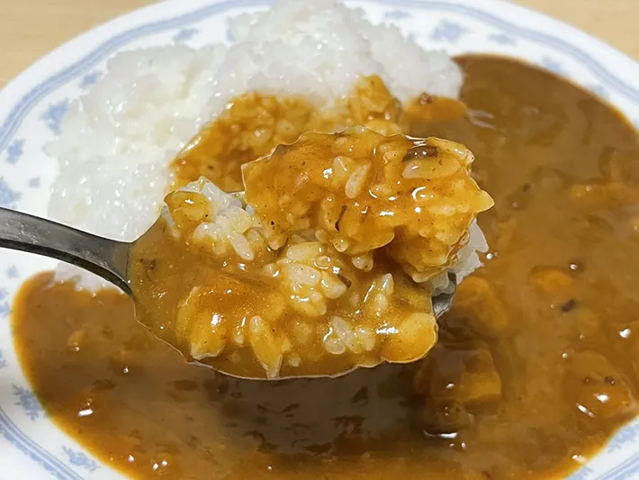 カレーライスをスプーンですくった写真（撮影：grapeフード編集部）