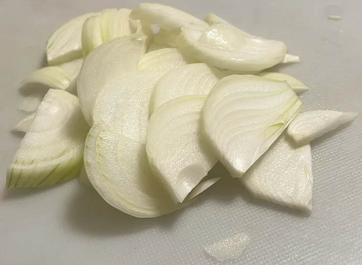 薄切りにしたタマネギの写真（撮影：grapeフード編集部）