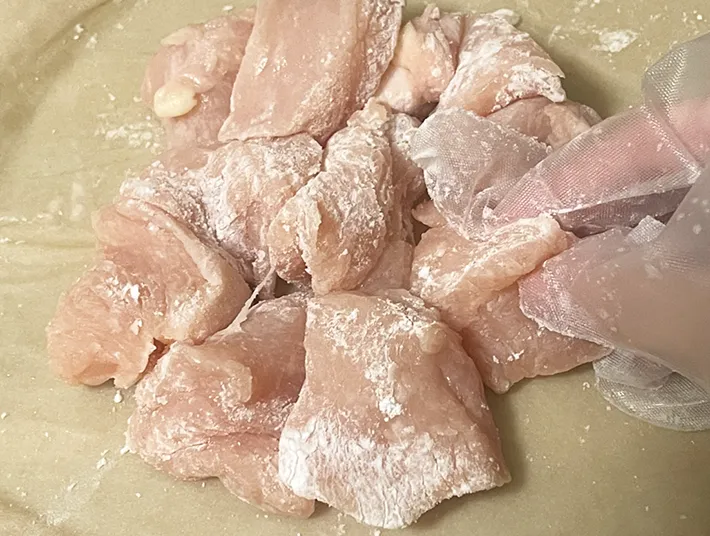 カットした鶏肉に片栗粉をまぶす写真（撮影：grapeフード編集部）