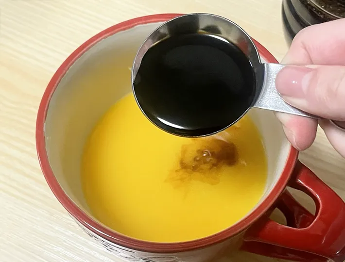 オレンジジュースに醤油を入れる写真（撮影：grapeフード編集部）