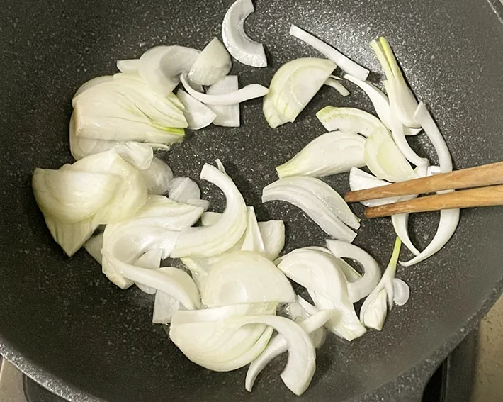 タマネギを炒める写真（撮影：grapeフード編集部）