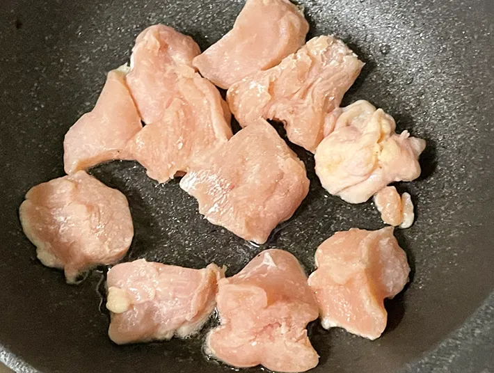 鶏肉を焼く写真（撮影：grapeフード編集部）