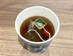 紙コップに持ち手部分のタグを沈めてしまった画像（撮影：grapeライフハック編集部）