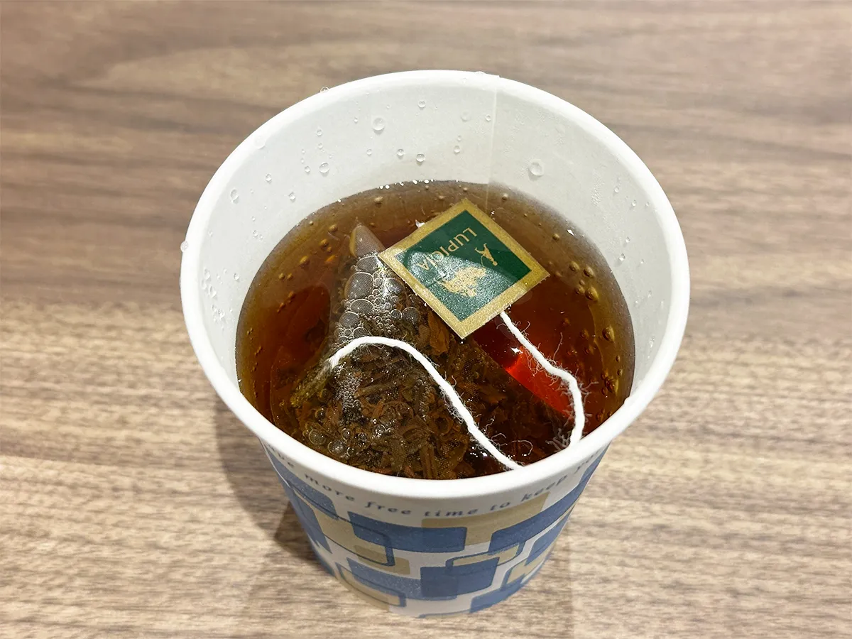 紙コップに持ち手部分のタグを沈めてしまった画像（撮影：grapeライフハック編集部）