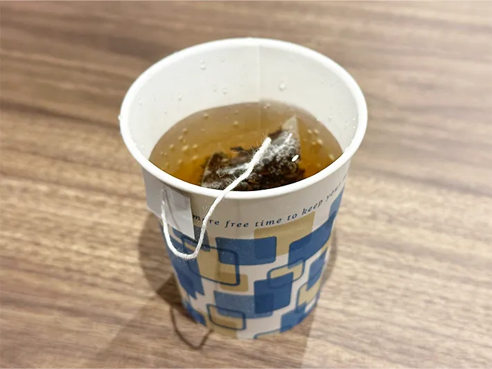 紙コップの縁にタグを挟んだ状態でお湯を注ぎ終えた画像（撮影：grapeライフハック編集部）