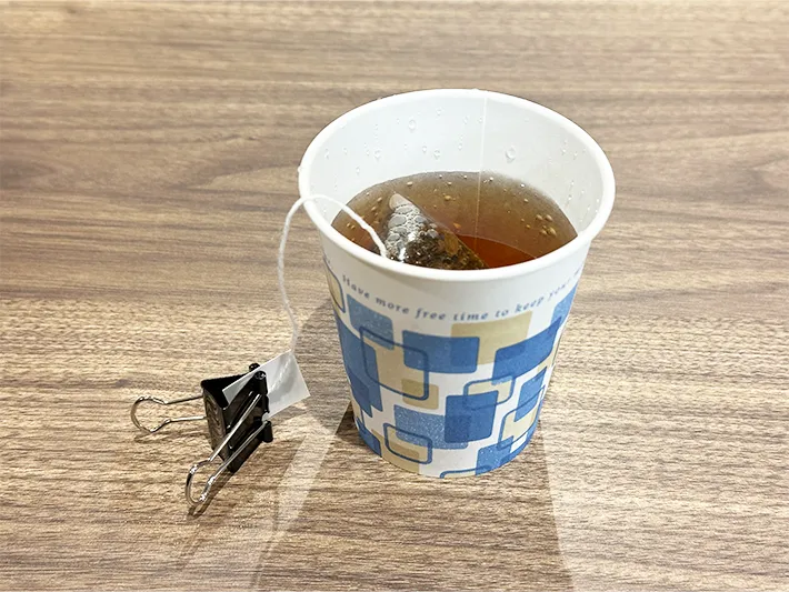 紅茶のタグにダブルクリップを挟んだ画像（撮影：grapeライフハック編集部）