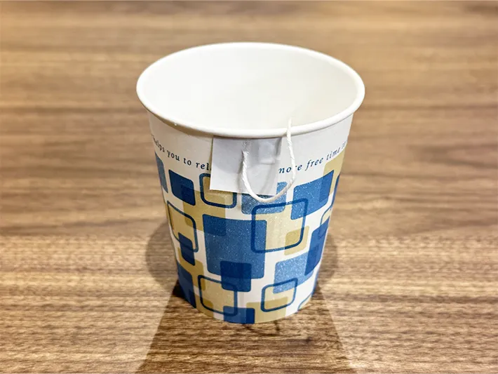 紙コップの縁にタグを挟んでいる画像（撮影：grapeライフハック編集部）