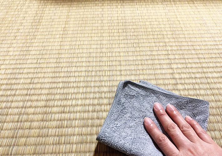 畳を拭いている写真（撮影：grapeライフハック編集部）