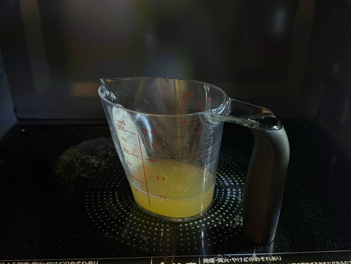 ジュースをレンジで温める（撮影：grapeフード編集部）