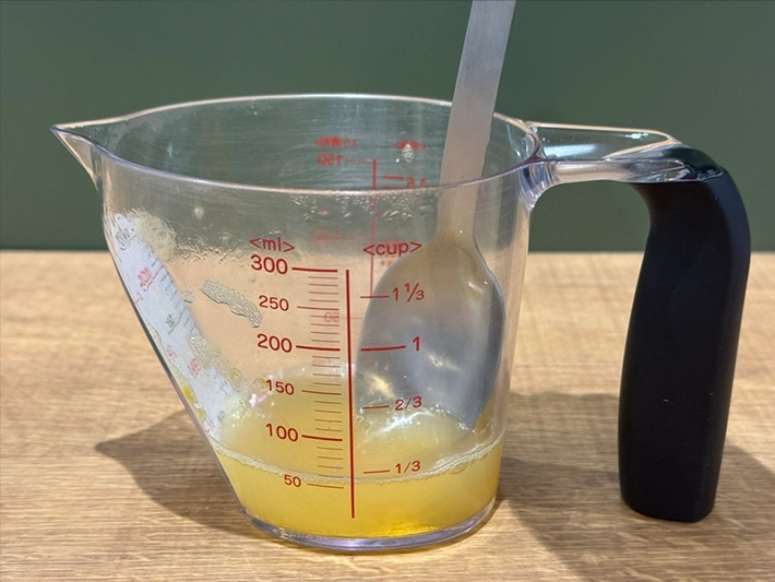 ジュースをレンジで温めてからよく混ぜる（撮影：grapeフード編集部）