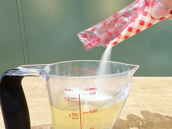 シロップにゼラチンを入れる（撮影：grapeフード編集部）