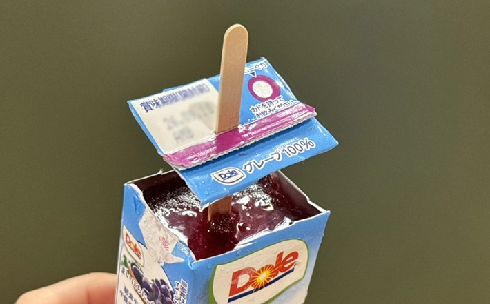 紙パックジュースアイスを取り出すときの説明写真（撮影：grapeフード編集部）