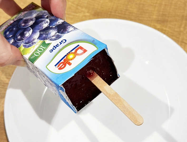 紙パックジュースアイスを取り出すときの説明写真（撮影：grapeフード編集部）