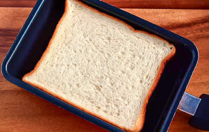 『玉子焼き器で作るフレンチトースト』を作る写真（撮影：小泉明代）