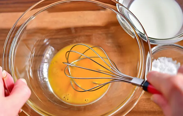 『玉子焼き器で作るフレンチトースト』を作る写真（撮影：小泉明代）