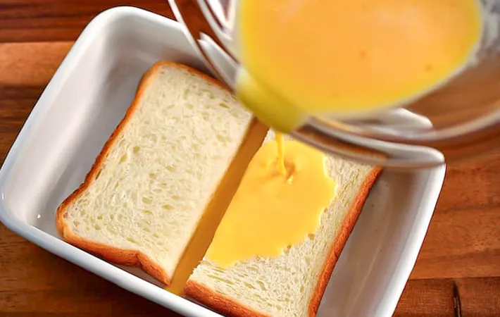 『玉子焼き器で作るフレンチトースト』を作る写真（撮影：小泉明代）