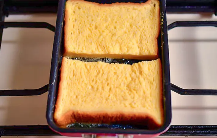 『玉子焼き器で作るフレンチトースト』を作る写真（撮影：小泉明代）